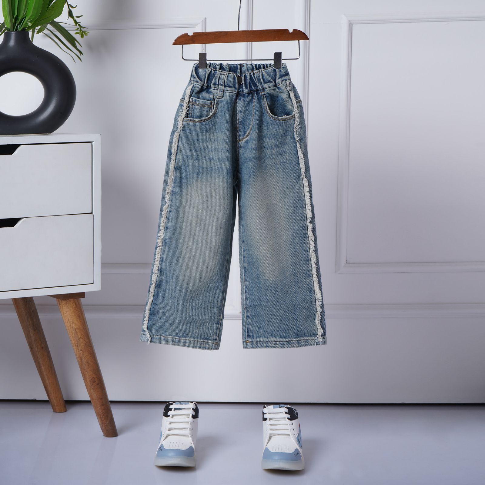 Mom N Genie Girls Light Fade Applique Jeans